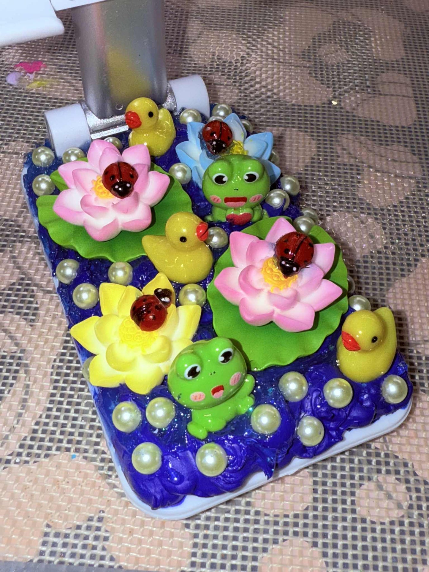 Decoden Phone Stands